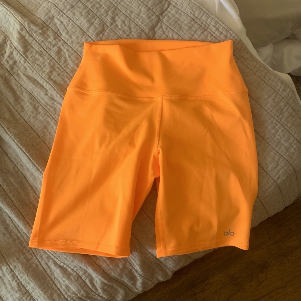 NWOT Alo Yoga High Waisted Biker Shorts